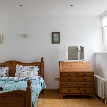 Specious Family 5-Bed Kensington House Sleeps 10-2