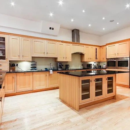Specious Family 5-Bed Kensington House Sleeps 10-3